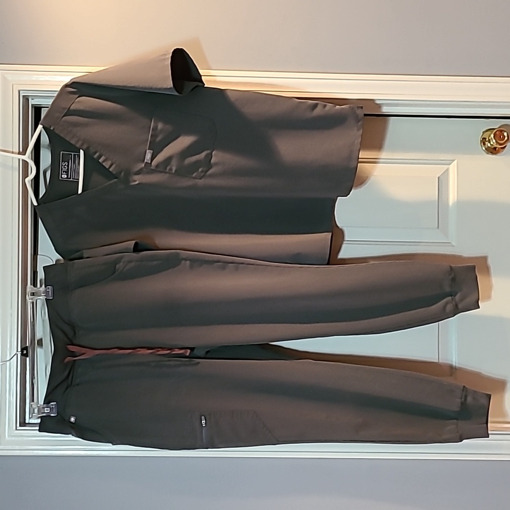FIGS Scrubs Set